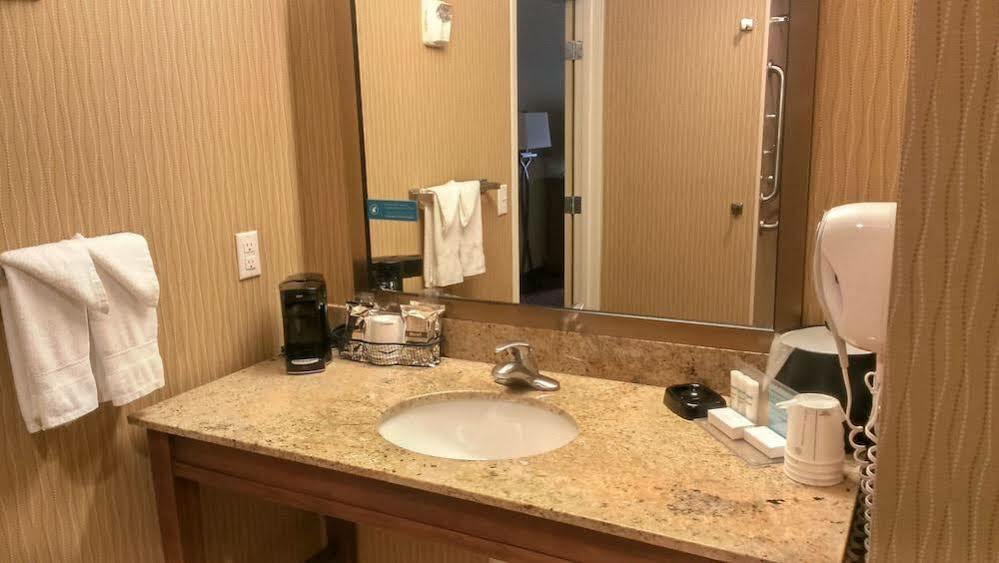 Hampton Inn And Suites Seattle - Airport / 28Th Avenue Сиатак Екстериор снимка
