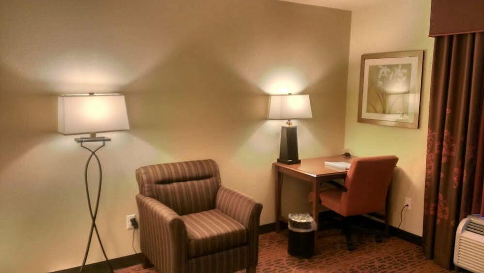 Hampton Inn And Suites Seattle - Airport / 28Th Avenue Сиатак Екстериор снимка