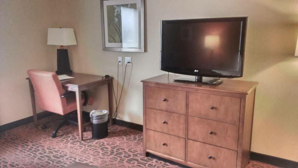 Hampton Inn And Suites Seattle - Airport / 28Th Avenue Сиатак Екстериор снимка